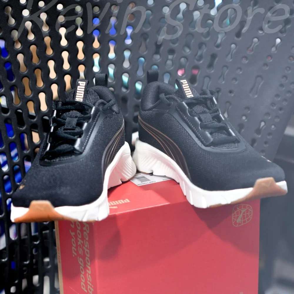 PUMA Ladies' Flex Lite Sneaker‎  Functional lace closure
